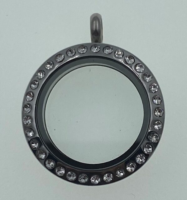Amulet sølvfarvet 20mm m/sten